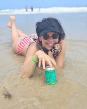 Carolina Varleta Instagram - Itacare 🌴

Un lugar maravilloso al sur de bahía,Brasil.
 Bendecido por sus playas hermosas que parecen vírgenes.
Itacarezinho, Prainha, Tiririca y Resende ,  son algunas para visitar. 
Conocido por el cultivo de cacao y su increíble naturaleza . 
@nosarrancamosunrato  nos dieron el dato y se los agradezco, también nos recomendaron a Mary y su taxi . Una mujer maravillosa que nos llevó a todos nuestros paseos ( tengo el dato por si se animan a venir ) 
Hay muchos lugares deliciosos para comer mis favoritos fueron el Hotel Barracuda  , la farofa de tía Edith y  Cafeu con Cacau con unos platos hechos con amor y creatividad  (no dejar de tomar su cacao con café ESPECTACULAR ) 
Lo otro imperdible son las cachoeiras 
( cascadas ) con un paisaje salvaje y natural .
Para venir con niñ@S ES MUY RECOMENDABLE 
Itacaré muito legal ❣️
Me traje mi @kombu_chacha porque es la más refrescante y es la única kombucha certificada orgánica en chile 🌿