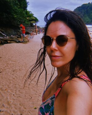 Carolina Varleta Instagram - Itacare 🌴

Un lugar maravilloso al sur de bahía,Brasil.
 Bendecido por sus playas hermosas que parecen vírgenes.
Itacarezinho, Prainha, Tiririca y Resende ,  son algunas para visitar. 
Conocido por el cultivo de cacao y su increíble naturaleza . 
@nosarrancamosunrato  nos dieron el dato y se los agradezco, también nos recomendaron a Mary y su taxi . Una mujer maravillosa que nos llevó a todos nuestros paseos ( tengo el dato por si se animan a venir ) 
Hay muchos lugares deliciosos para comer mis favoritos fueron el Hotel Barracuda  , la farofa de tía Edith y  Cafeu con Cacau con unos platos hechos con amor y creatividad  (no dejar de tomar su cacao con café ESPECTACULAR ) 
Lo otro imperdible son las cachoeiras 
( cascadas ) con un paisaje salvaje y natural .
Para venir con niñ@S ES MUY RECOMENDABLE 
Itacaré muito legal ❣️
Me traje mi @kombu_chacha porque es la más refrescante y es la única kombucha certificada orgánica en chile 🌿