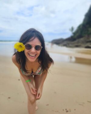 Carolina Varleta Instagram - Itacare 🌴

Un lugar maravilloso al sur de bahía,Brasil.
 Bendecido por sus playas hermosas que parecen vírgenes.
Itacarezinho, Prainha, Tiririca y Resende ,  son algunas para visitar. 
Conocido por el cultivo de cacao y su increíble naturaleza . 
@nosarrancamosunrato  nos dieron el dato y se los agradezco, también nos recomendaron a Mary y su taxi . Una mujer maravillosa que nos llevó a todos nuestros paseos ( tengo el dato por si se animan a venir ) 
Hay muchos lugares deliciosos para comer mis favoritos fueron el Hotel Barracuda  , la farofa de tía Edith y  Cafeu con Cacau con unos platos hechos con amor y creatividad  (no dejar de tomar su cacao con café ESPECTACULAR ) 
Lo otro imperdible son las cachoeiras 
( cascadas ) con un paisaje salvaje y natural .
Para venir con niñ@S ES MUY RECOMENDABLE 
Itacaré muito legal ❣️
Me traje mi @kombu_chacha porque es la más refrescante y es la única kombucha certificada orgánica en chile 🌿