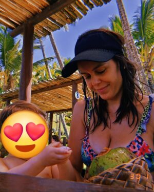 Carolina Varleta Instagram - Itacare 🌴

Un lugar maravilloso al sur de bahía,Brasil.
 Bendecido por sus playas hermosas que parecen vírgenes.
Itacarezinho, Prainha, Tiririca y Resende ,  son algunas para visitar. 
Conocido por el cultivo de cacao y su increíble naturaleza . 
@nosarrancamosunrato  nos dieron el dato y se los agradezco, también nos recomendaron a Mary y su taxi . Una mujer maravillosa que nos llevó a todos nuestros paseos ( tengo el dato por si se animan a venir ) 
Hay muchos lugares deliciosos para comer mis favoritos fueron el Hotel Barracuda  , la farofa de tía Edith y  Cafeu con Cacau con unos platos hechos con amor y creatividad  (no dejar de tomar su cacao con café ESPECTACULAR ) 
Lo otro imperdible son las cachoeiras 
( cascadas ) con un paisaje salvaje y natural .
Para venir con niñ@S ES MUY RECOMENDABLE 
Itacaré muito legal ❣️
Me traje mi @kombu_chacha porque es la más refrescante y es la única kombucha certificada orgánica en chile 🌿