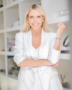 Catalina Maya Instagram - Si te gusta el blanco tanto como a mí, aquí te van mis mejores tips para lucirla y verte increíble 

1. Elige la tela correcta Opta por lino, algodón o popelina para un look fresco y con caída perfecta. Evita telas muy delgadas si no quieres transparencias incómodas ⚪👗

2. Usa ropa interior nude (no blanca): El truco está en que se parezca a tu tono de piel, no al de la prenda.

3. Juega con texturas Combina una blusa blanca de encaje con jeans o una falda plisada blanca con camiseta básica.

4. Accesorios que levanten el look: Dale vida con dorado, plateado, colores tierra o toques neón. El blanco es tu lienzo 👜✨

5. Toque final: blazer o chaqueta: Combina tu outfit blanco con una chaqueta en color camel, negro o pastel.

¿Cómo te gusta a ti usar este color?

Fotos: @santiagophotoshoots
Makeup: @betancurclaudia