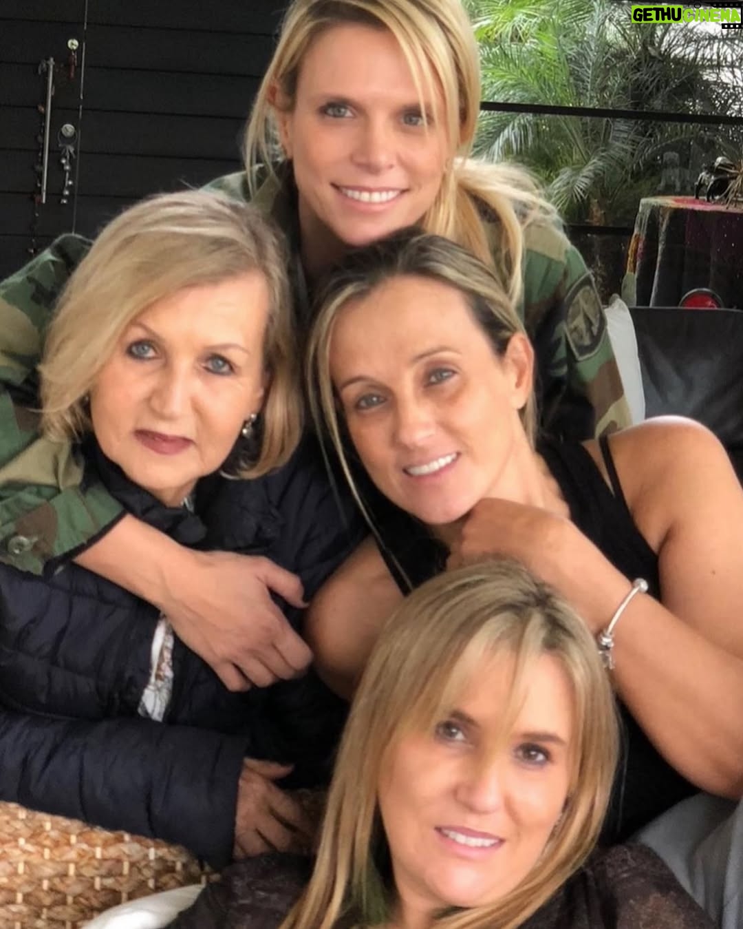 Catalina Maya - 3 Likes - Hoy tengo mucho qué agradecerles a las mujeres de mi vida. Mujeres con fuerza, echadas para adelante que me inspiran todos los días.
Feliz día de la mujer a todas 🩷 Que no se nos olvide la fuerza que tenemos para tomar decisiones y sacar adelante todo lo que soñemos.