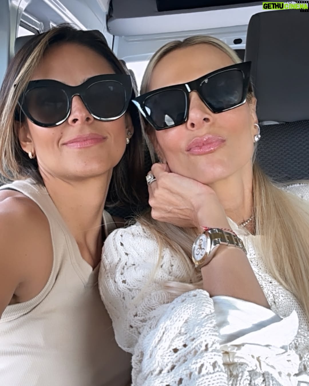 Catalina Maya - 3 Likes - Hoy tengo mucho qué agradecerles a las mujeres de mi vida. Mujeres con fuerza, echadas para adelante que me inspiran todos los días.
Feliz día de la mujer a todas 🩷 Que no se nos olvide la fuerza que tenemos para tomar decisiones y sacar adelante todo lo que soñemos.