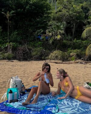 Catherine Paquin Instagram - Fav album ever j’pense !! 🐢🐚🌞 pour l’une de mes fav destination, Mahalo Kauai ✨