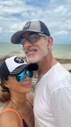 Catherine Siachoque Instagram - …Cuando le pides que haga una 🤳🏼 pero se apodera del teléfono y hace 30 🙄🤣 les pasa??? @stsomewhereholbox 😍 #love #amor #pareja @vulcanoswimwear