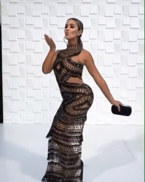 Catherine Siachoque Instagram - Ajjajajaja  Con photoshop en vivo y en directo ...o sin Photoshop ???? !!!🤣🤣🤣🤣
Me excedí” con el Photoshop ???? #puraPose 🤪  y eso que la cámara no estaba en el punto ideal !!!! 🤣🤣🤣mi vestido divino de @gianninaazar cómo siempre lo hace más notorio 🤣🤪#PuraPose !!!! #NaturalPhotoshop !!! He dicho ! Una buena pose vale mas que un buen retoque ! Jajajaja 💖💖💖 #boomerang #photoshop #siachoque #catherinesiachoque #latinamas #telemundo #dress #hairstyles #ponytail #sleekhair