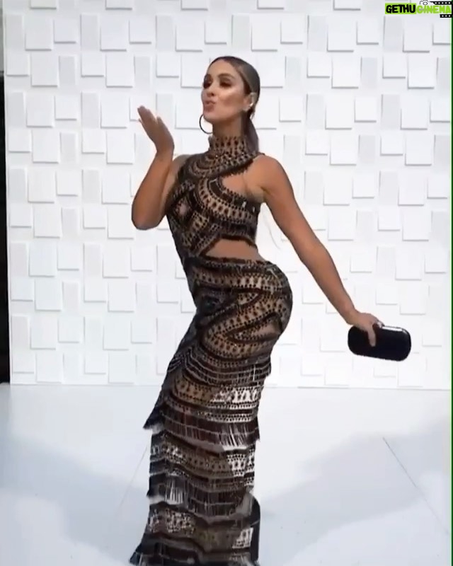 Catherine Siachoque - 92.3K Likes - Ajjajajaja  Con photoshop en vivo y en directo ...o sin Photoshop ???? !!!🤣🤣🤣🤣
Me excedí” con el Photoshop ???? #puraPose 🤪  y eso que la cámara no estaba en el punto ideal !!!! 🤣🤣🤣mi vestido divino de @gianninaazar cómo siempre lo hace más notorio 🤣🤪#PuraPose !!!! #NaturalPhotoshop !!! He dicho ! Una buena pose vale mas que un buen retoque ! Jajajaja 💖💖💖 #boomerang #photoshop #siachoque #catherinesiachoque #latinamas #telemundo #dress #hairstyles #ponytail #sleekhair