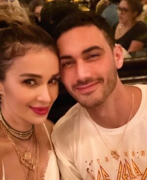 Catherine Siachoque Instagram - Lys y Darío🔥 Vs. Alejandro y Cathy😃

Otra de las cosas maravillosas de Oscuro Deseo 2, fue no solo poder compartir el set con un actor tan talentoso como @alejandrospeitzer sino también, dejarme su amistad! #
Por cierto…quiero decirles que es aún más guapo en persona 🤯🤯🤯🤯🤦🏻‍♀️🤦🏻‍♀️🤦🏻‍♀️🤦🏻‍♀️ ( el primer día que lo conocí llamé enseguida a Migue y a mi jefe a decirles: “no puede ser, es peor de guapo en persona” 🤣🤣🤣🤣). Ya la vieron??? Está en Netflix. 🥰 #animo 
 

Another wonderful thing about Dark Desire 2 was not only being able to share the set with an actor as talented as @alejandrospeitzer but also letting me be his friend!
By the way…I want to tell you that he is even more handsome in person 🤯🤯🤯🤯🤦🏻‍♀️🤦🏻‍♀️🤦🏻‍♀️🤦🏻‍♀️ (the first day I met him I immediately called Migue and my boss to say to them: “ It can't be, he's worse than handsome in person" 🤣🤣🤣🤣).
 

Thanks for the photo @c.a.t.h.e.r.i.n.e_s.v Gracias por la foto @c.a.t.h.e.r.i.n.e_s.v #oscurodeseo #oscurodeseo2 
#lys #Dario #darioguerra #lysantoine #speitzer #alejandrospeitzer 
#siachoque #catherinesiachoque 
#esoesdepapi #hot #stepmom