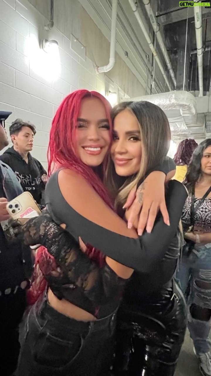 Catherine Siachoque - 443K Likes - @karolg 💕He sido su fan por años… me gusta ella, me gusta su musica, todo! Por fin se medio hace un par de semanas verla en concierto y conocerla, ahora me gusta más!🥰 Colombiana berraca, bella, talentosa, exitosa y con sentido de familia! TOP! 🙏🏽 Soy feliz y ahora soy mas fan🥰🥰🥰🥰 #karolg #concert #concertoutfit #colombia #usa #reggeaton