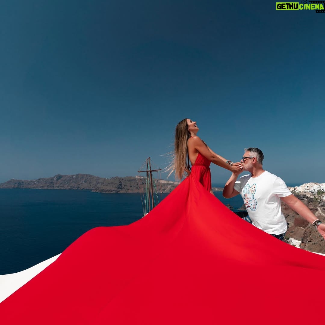 Catherine Siachoque - 362.6K Likes - Y así terminó lo que había empezado de otra manera 🤣🤣🤣🤣🤣🤣 Él, no quería ni ver cómo hacíamos  la famosa foto del vestido de Santorini y terminó no solo saliéndose la piscina a mirar como era la cosa, sino que terminó de asistente de fotografía y vestuario y al final de modelo esporádico ... deslicen para que vean este “vacilón” 🤣🤣🤣🤣🤣🤣❤️❤️❤️❤️❤️❤️😍😍 @soyvaroni ... @santorinidress you are the best 🥰 #siachoque #varoni #catherinesiachoque #love #santorini #greece #amor #couplesgoals #elfinaldelparaiso