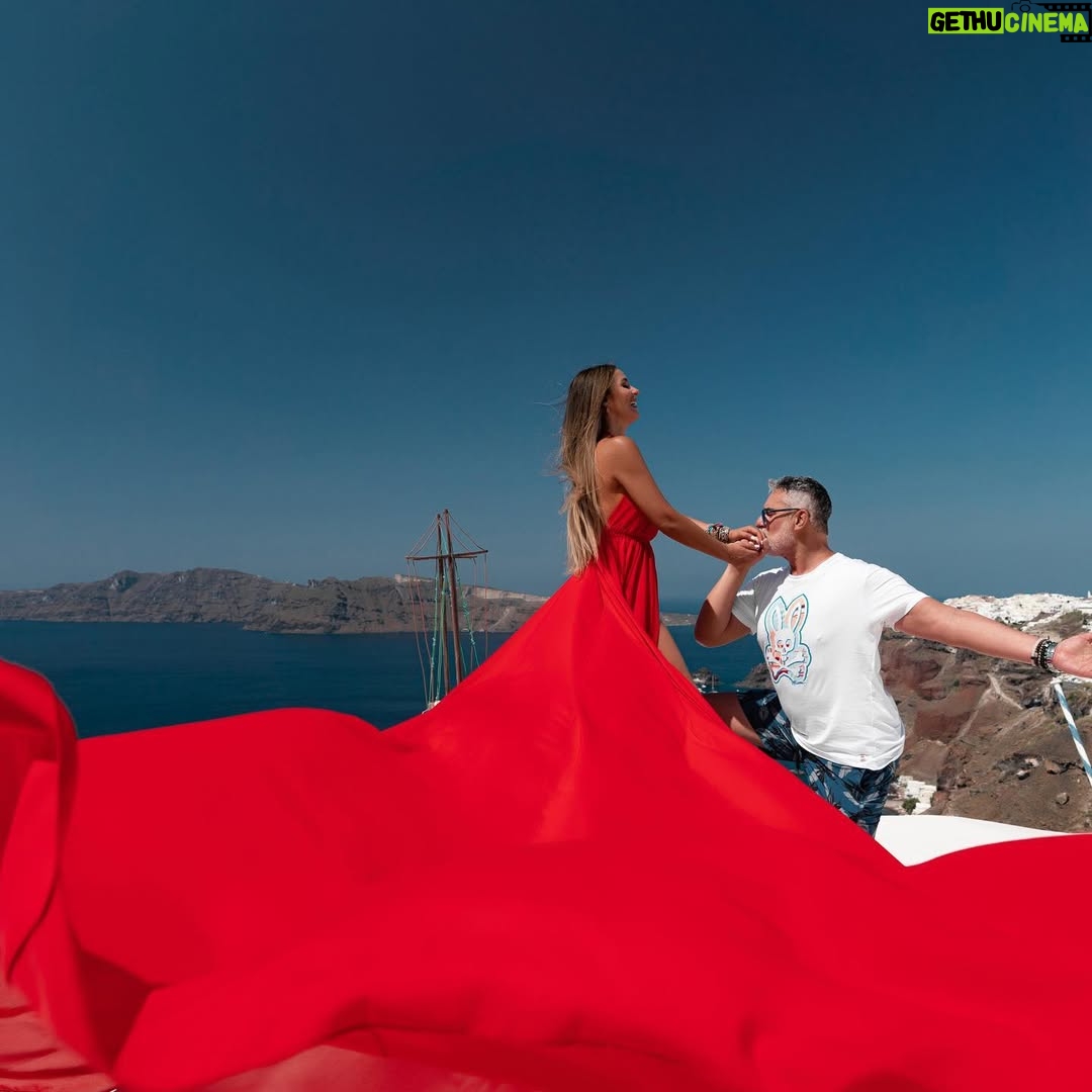 Catherine Siachoque - 362.6K Likes - Y así terminó lo que había empezado de otra manera 🤣🤣🤣🤣🤣🤣 Él, no quería ni ver cómo hacíamos  la famosa foto del vestido de Santorini y terminó no solo saliéndose la piscina a mirar como era la cosa, sino que terminó de asistente de fotografía y vestuario y al final de modelo esporádico ... deslicen para que vean este “vacilón” 🤣🤣🤣🤣🤣🤣❤️❤️❤️❤️❤️❤️😍😍 @soyvaroni ... @santorinidress you are the best 🥰 #siachoque #varoni #catherinesiachoque #love #santorini #greece #amor #couplesgoals #elfinaldelparaiso