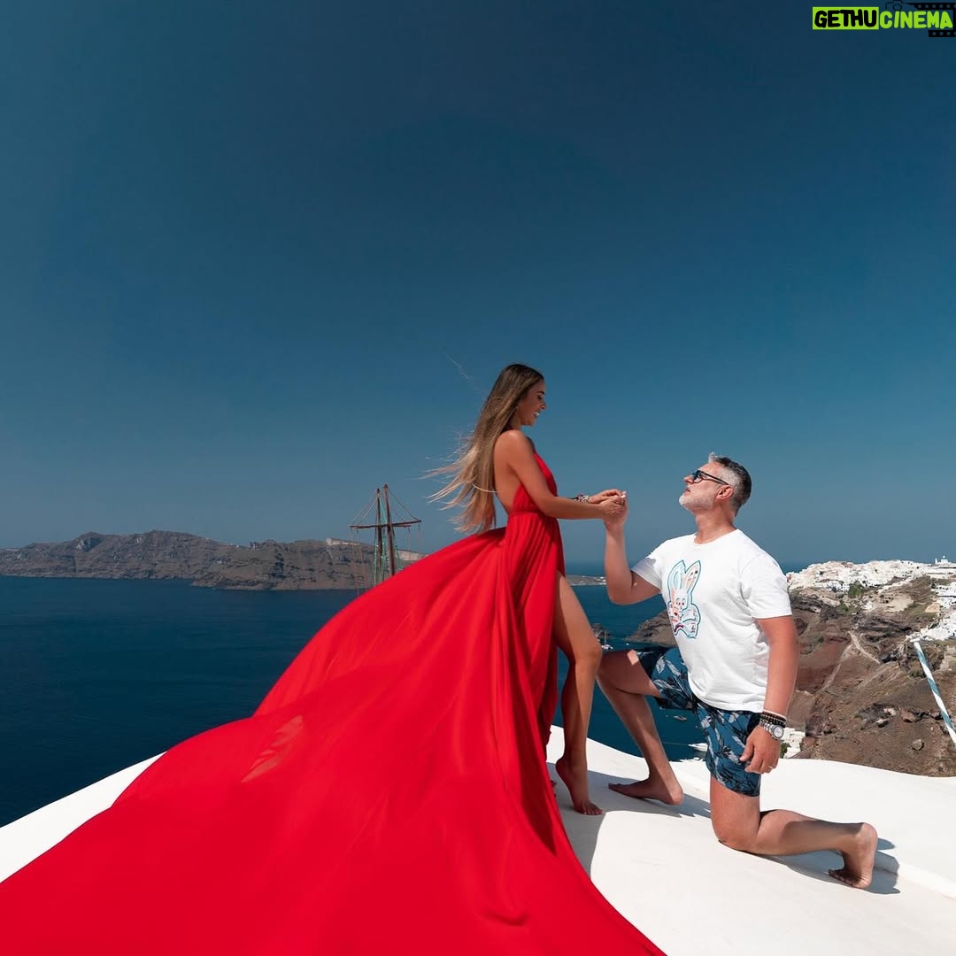 Catherine Siachoque - 362.6K Likes - Y así terminó lo que había empezado de otra manera 🤣🤣🤣🤣🤣🤣 Él, no quería ni ver cómo hacíamos  la famosa foto del vestido de Santorini y terminó no solo saliéndose la piscina a mirar como era la cosa, sino que terminó de asistente de fotografía y vestuario y al final de modelo esporádico ... deslicen para que vean este “vacilón” 🤣🤣🤣🤣🤣🤣❤️❤️❤️❤️❤️❤️😍😍 @soyvaroni ... @santorinidress you are the best 🥰 #siachoque #varoni #catherinesiachoque #love #santorini #greece #amor #couplesgoals #elfinaldelparaiso