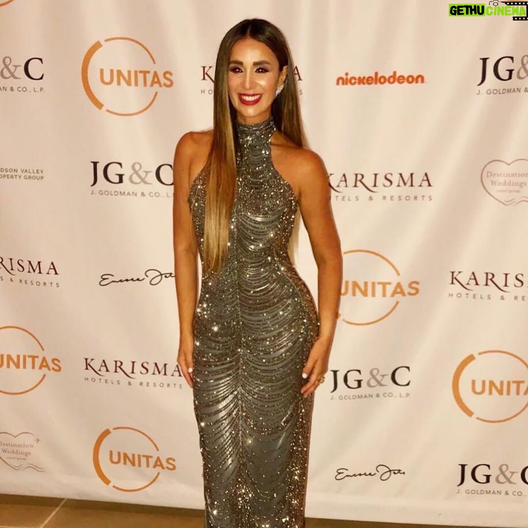 Catherine Siachoque - 146.2K Likes - Que placer poder hacer parte  de @unitasofficial ... ⁣
⁣
Sabían ustedes que el tráfico de personas es uno de los negocios más lucrativos en la actualidad a nivel mundial ????? ⁣
Que no es algo que uno ve en películas, sino que existe y pasa todo el tiempo, en todo el mundo, en todos los niveles sociales y en todas las edades????....⁣
⁣
Aquí en la Gala Anual de UNITAS 🙏🏾 con algunos miembros de  la fundación y mi @soyvaroni⁣
⁣
Dress: @gianninaazar 
H&M @eguzmann @armandeusbrickell @mauricio_mejia #gala #gowns #hairstyles #blondehair #colombia #umiami
