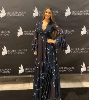 Catherine Siachoque Instagram - Gracias a Mujer Imagen Foundation @mujerimagen por el reconocimiento que me entregaron anoche.  Gracias por trabajar en pro de la mujer y enaltecer a las mujeres que como yo tratamos de salir adelante, y apoyamos de muchas diferentes maneras a otras personas a hacer lo mismo 🙏🏽. ⁣”Recognizing the Tireless that Makes Women Unique” 💕⭐️
Mi vestido que AMO es de  @josefina_byverosolis 
M&H: @eguzmann ⁣
Joyas: @gloriapinilla.s ⁣
PR: @latiniconos  @armandeusbrickell  @mujerimagen  @imagenmiami @mauricio_mejia  Gracias @jacobobmebarak Por las fotos 😘 #siachoque #elfinaldelparaiso #catherinesiachoque #womenempoweringwomen #gogirl