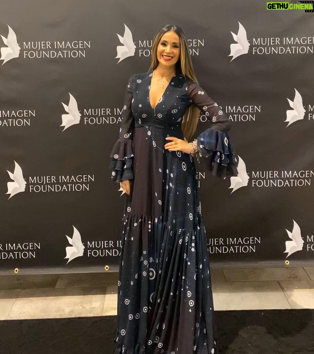 Catherine Siachoque - 119.3K Likes - Gracias a Mujer Imagen Foundation @mujerimagen por el reconocimiento que me entregaron anoche.  Gracias por trabajar en pro de la mujer y enaltecer a las mujeres que como yo tratamos de salir adelante, y apoyamos de muchas diferentes maneras a otras personas a hacer lo mismo 🙏🏽. ⁣”Recognizing the Tireless that Makes Women Unique” 💕⭐️
Mi vestido que AMO es de  @josefina_byverosolis 
M&H: @eguzmann ⁣
Joyas: @gloriapinilla.s ⁣
PR: @latiniconos  @armandeusbrickell  @mujerimagen  @imagenmiami @mauricio_mejia  Gracias @jacobobmebarak Por las fotos 😘 #siachoque #elfinaldelparaiso #catherinesiachoque #womenempoweringwomen #gogirl