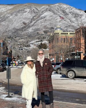 Catherine Siachoque Instagram - No sabía cual foto subir 😏así que aquí van todas😁, incluida la de @linois21 y el video que le hizo a Migue sobre su caída 😂 (porque sino no las subo nunca 🤪🤪🤪) #aspen

#couplegoals #aspen #colombia #love #amor #travel #ski #snowmass #offwhite #winter