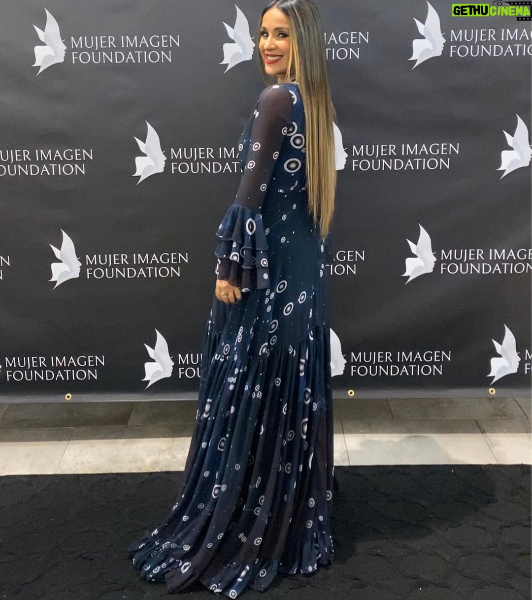Catherine Siachoque - 119.3K Likes - Gracias a Mujer Imagen Foundation @mujerimagen por el reconocimiento que me entregaron anoche.  Gracias por trabajar en pro de la mujer y enaltecer a las mujeres que como yo tratamos de salir adelante, y apoyamos de muchas diferentes maneras a otras personas a hacer lo mismo 🙏🏽. ⁣”Recognizing the Tireless that Makes Women Unique” 💕⭐️
Mi vestido que AMO es de  @josefina_byverosolis 
M&H: @eguzmann ⁣
Joyas: @gloriapinilla.s ⁣
PR: @latiniconos  @armandeusbrickell  @mujerimagen  @imagenmiami @mauricio_mejia  Gracias @jacobobmebarak Por las fotos 😘 #siachoque #elfinaldelparaiso #catherinesiachoque #womenempoweringwomen #gogirl