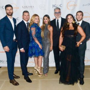 Catherine Siachoque Instagram - Que placer poder hacer parte  de @unitasofficial ... ⁣
⁣
Sabían ustedes que el tráfico de personas es uno de los negocios más lucrativos en la actualidad a nivel mundial ????? ⁣
Que no es algo que uno ve en películas, sino que existe y pasa todo el tiempo, en todo el mundo, en todos los niveles sociales y en todas las edades????....⁣
⁣
Aquí en la Gala Anual de UNITAS 🙏🏾 con algunos miembros de  la fundación y mi @soyvaroni⁣
⁣
Dress: @gianninaazar 
H&M @eguzmann @armandeusbrickell @mauricio_mejia #gala #gowns #hairstyles #blondehair #colombia #umiami