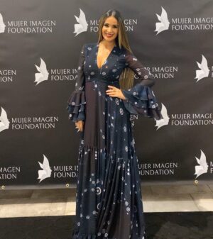 Catherine Siachoque Instagram - Gracias a Mujer Imagen Foundation @mujerimagen por el reconocimiento que me entregaron anoche.  Gracias por trabajar en pro de la mujer y enaltecer a las mujeres que como yo tratamos de salir adelante, y apoyamos de muchas diferentes maneras a otras personas a hacer lo mismo 🙏🏽. ⁣”Recognizing the Tireless that Makes Women Unique” 💕⭐️
Mi vestido que AMO es de  @josefina_byverosolis 
M&H: @eguzmann ⁣
Joyas: @gloriapinilla.s ⁣
PR: @latiniconos  @armandeusbrickell  @mujerimagen  @imagenmiami @mauricio_mejia  Gracias @jacobobmebarak Por las fotos 😘 #siachoque #elfinaldelparaiso #catherinesiachoque #womenempoweringwomen #gogirl