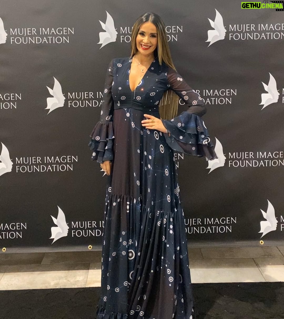 Catherine Siachoque - 119.3K Likes - Gracias a Mujer Imagen Foundation @mujerimagen por el reconocimiento que me entregaron anoche.  Gracias por trabajar en pro de la mujer y enaltecer a las mujeres que como yo tratamos de salir adelante, y apoyamos de muchas diferentes maneras a otras personas a hacer lo mismo 🙏🏽. ⁣”Recognizing the Tireless that Makes Women Unique” 💕⭐️
Mi vestido que AMO es de  @josefina_byverosolis 
M&H: @eguzmann ⁣
Joyas: @gloriapinilla.s ⁣
PR: @latiniconos  @armandeusbrickell  @mujerimagen  @imagenmiami @mauricio_mejia  Gracias @jacobobmebarak Por las fotos 😘 #siachoque #elfinaldelparaiso #catherinesiachoque #womenempoweringwomen #gogirl