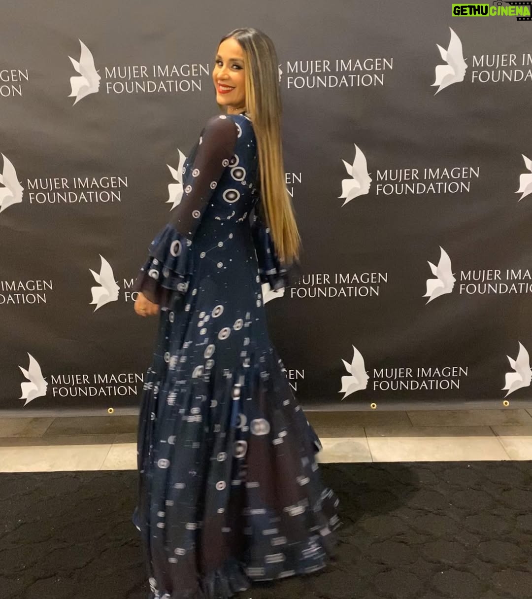 Catherine Siachoque - 119.3K Likes - Gracias a Mujer Imagen Foundation @mujerimagen por el reconocimiento que me entregaron anoche.  Gracias por trabajar en pro de la mujer y enaltecer a las mujeres que como yo tratamos de salir adelante, y apoyamos de muchas diferentes maneras a otras personas a hacer lo mismo 🙏🏽. ⁣”Recognizing the Tireless that Makes Women Unique” 💕⭐️
Mi vestido que AMO es de  @josefina_byverosolis 
M&H: @eguzmann ⁣
Joyas: @gloriapinilla.s ⁣
PR: @latiniconos  @armandeusbrickell  @mujerimagen  @imagenmiami @mauricio_mejia  Gracias @jacobobmebarak Por las fotos 😘 #siachoque #elfinaldelparaiso #catherinesiachoque #womenempoweringwomen #gogirl