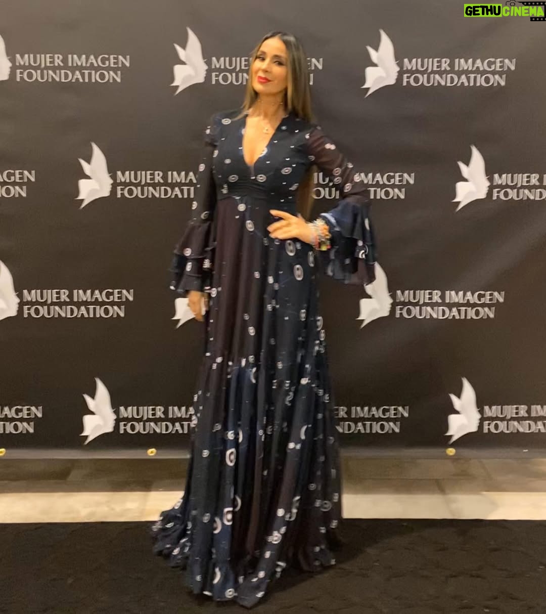 Catherine Siachoque - 119.3K Likes - Gracias a Mujer Imagen Foundation @mujerimagen por el reconocimiento que me entregaron anoche.  Gracias por trabajar en pro de la mujer y enaltecer a las mujeres que como yo tratamos de salir adelante, y apoyamos de muchas diferentes maneras a otras personas a hacer lo mismo 🙏🏽. ⁣”Recognizing the Tireless that Makes Women Unique” 💕⭐️
Mi vestido que AMO es de  @josefina_byverosolis 
M&H: @eguzmann ⁣
Joyas: @gloriapinilla.s ⁣
PR: @latiniconos  @armandeusbrickell  @mujerimagen  @imagenmiami @mauricio_mejia  Gracias @jacobobmebarak Por las fotos 😘 #siachoque #elfinaldelparaiso #catherinesiachoque #womenempoweringwomen #gogirl