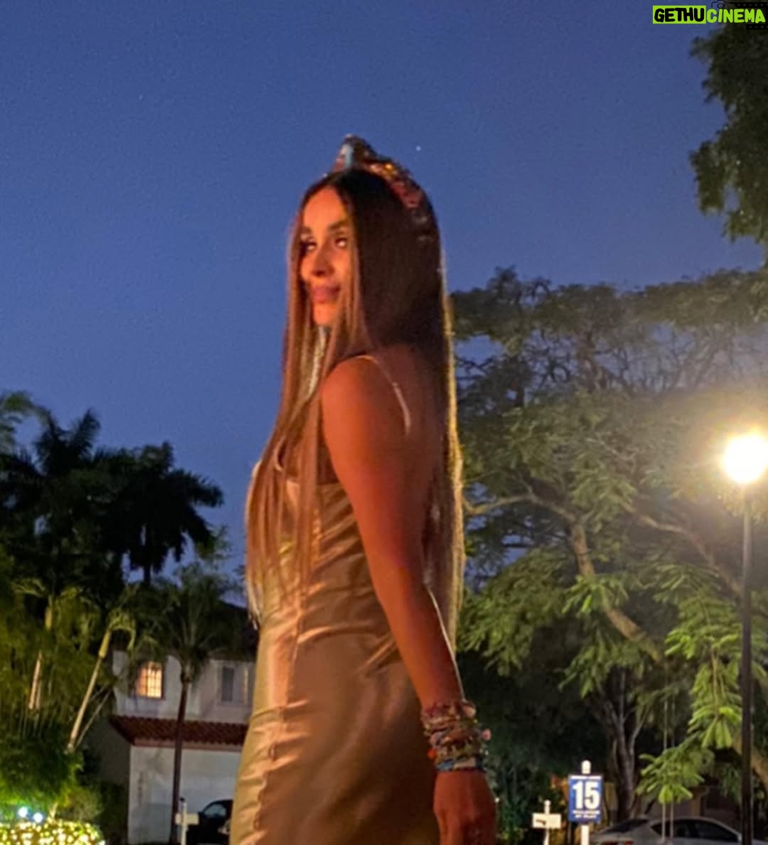Catherine Siachoque - 126.4K Likes - Y que anoche mi @soyvaroni por fin me tomo fotos para que no nos regañen los fans 🥰🥰🥰🥰El ya tiene varios Tips de María José y Carlos y ahora  me falta que Shannon y Valentina me den los tips a miiiiii 🤦🏻‍♀️😱🤦🏻‍♀️💖
