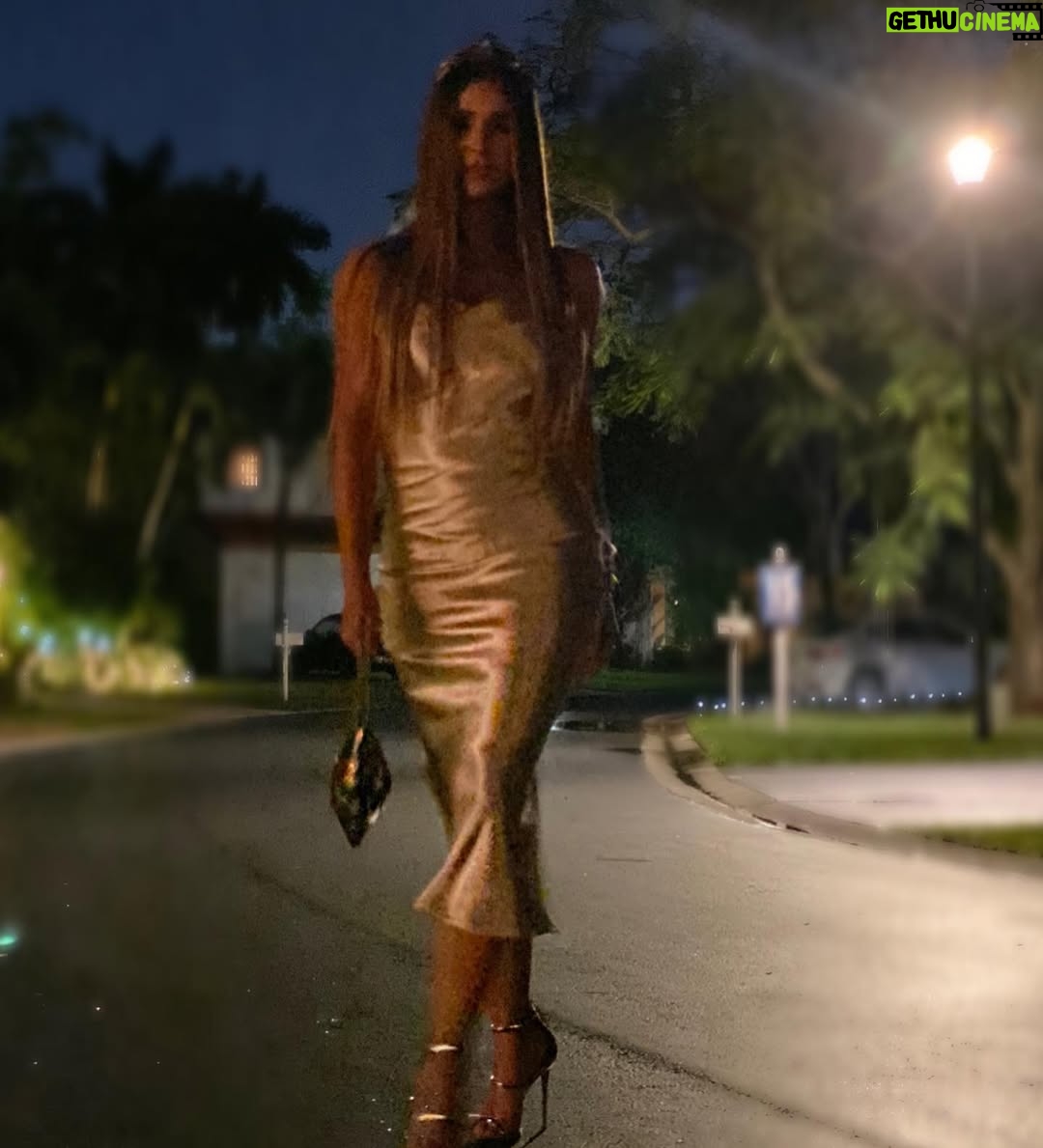 Catherine Siachoque - 126.4K Likes - Y que anoche mi @soyvaroni por fin me tomo fotos para que no nos regañen los fans 🥰🥰🥰🥰El ya tiene varios Tips de María José y Carlos y ahora  me falta que Shannon y Valentina me den los tips a miiiiii 🤦🏻‍♀️😱🤦🏻‍♀️💖