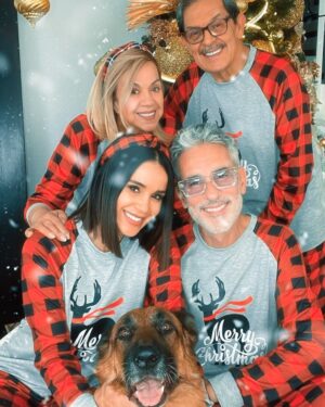 Catherine Siachoque Instagram - Y al final después de varios intentos y mucha risa, decidimos que lo mejor era poner tan solo una foto!!! Jaja 😂🥴 FELIZ NAVIDAD para ustedes y sus familias♥️💚🎄🎁🤶🏻🎅🏻 #LosNonos #Yago #iago #siachoque #christmas #varoni