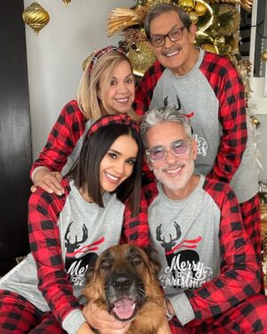 Catherine Siachoque Instagram - Y al final después de varios intentos y mucha risa, decidimos que lo mejor era poner tan solo una foto!!! Jaja 😂🥴 FELIZ NAVIDAD para ustedes y sus familias♥️💚🎄🎁🤶🏻🎅🏻 #LosNonos #Yago #iago #siachoque #christmas #varoni