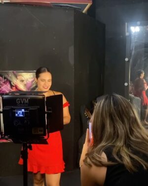 Cecilia Cascante Instagram - Han sido dias llenos de muchos trabajo, pero definitivamente cuando amas lo que haces, todo es diversión!
Estuvimos por Esmeraldas presentandonos y pudimos disfrutar de Tonsupa
También conocimos a Marcelita que nos cocinó espectacular
En @300resto_ec comiendo rico 🤤
Este fin de semana @miriamurillo1 como siempre con sus ocurrencias me hace reir
Ahora estamos por Bogota grabando un comercial con un equipo fantástico @congofilmsschool 
@angierioschic me dejo guapisima 🤭
Y si se perdieron el rayo que grabé sin querer el otro dia, vayan hasta el final, casi me da un infarto 🥹

Y siempre a tu lado mi amor @elyeka Te amo!