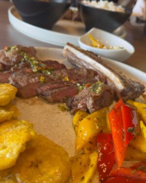 Cecilia Cascante Instagram - Han sido dias llenos de muchos trabajo, pero definitivamente cuando amas lo que haces, todo es diversión!
Estuvimos por Esmeraldas presentandonos y pudimos disfrutar de Tonsupa
También conocimos a Marcelita que nos cocinó espectacular
En @300resto_ec comiendo rico 🤤
Este fin de semana @miriamurillo1 como siempre con sus ocurrencias me hace reir
Ahora estamos por Bogota grabando un comercial con un equipo fantástico @congofilmsschool 
@angierioschic me dejo guapisima 🤭
Y si se perdieron el rayo que grabé sin querer el otro dia, vayan hasta el final, casi me da un infarto 🥹

Y siempre a tu lado mi amor @elyeka Te amo!
