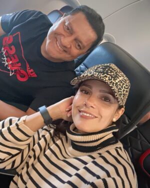 Cecilia Cascante Instagram - Han sido dias llenos de muchos trabajo, pero definitivamente cuando amas lo que haces, todo es diversión!
Estuvimos por Esmeraldas presentandonos y pudimos disfrutar de Tonsupa
También conocimos a Marcelita que nos cocinó espectacular
En @300resto_ec comiendo rico 🤤
Este fin de semana @miriamurillo1 como siempre con sus ocurrencias me hace reir
Ahora estamos por Bogota grabando un comercial con un equipo fantástico @congofilmsschool 
@angierioschic me dejo guapisima 🤭
Y si se perdieron el rayo que grabé sin querer el otro dia, vayan hasta el final, casi me da un infarto 🥹

Y siempre a tu lado mi amor @elyeka Te amo!