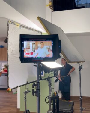 Cecilia Cascante Instagram - Han sido dias llenos de muchos trabajo, pero definitivamente cuando amas lo que haces, todo es diversión!
Estuvimos por Esmeraldas presentandonos y pudimos disfrutar de Tonsupa
También conocimos a Marcelita que nos cocinó espectacular
En @300resto_ec comiendo rico 🤤
Este fin de semana @miriamurillo1 como siempre con sus ocurrencias me hace reir
Ahora estamos por Bogota grabando un comercial con un equipo fantástico @congofilmsschool 
@angierioschic me dejo guapisima 🤭
Y si se perdieron el rayo que grabé sin querer el otro dia, vayan hasta el final, casi me da un infarto 🥹

Y siempre a tu lado mi amor @elyeka Te amo!