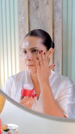 Cecilia Cascante Instagram - ✨ ¿El secreto para que siempre me pregunten mi edad? Age Miracle de Pond’s 😏💖 
Su poder con Hexyl-Retinol mantiene mi piel firme, luminosa y con menos líneas de expresión. 
¡La edad es solo un número cuando el skincare hace su magia! 😉💆‍♀

#AgeMiracle #PondsEcuador #Miracleshappen #Publicidad @pondsecuador