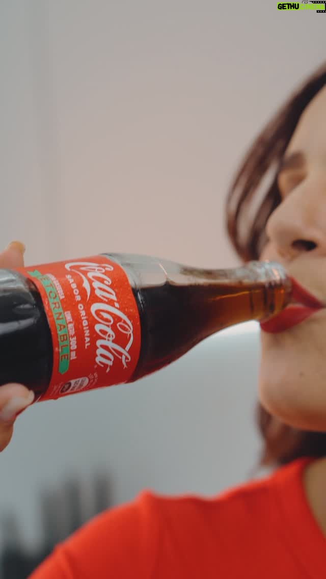 Cecilia Cascante - 2K Likes - ¿Listos para disfrutar su Coca-Cola en vidrio como se debe? 🥤✨ Hoy les traigo unos hacks infalibles que les van a encantar. 😏 🔥 ¿Tienes algún otro hack? Déjamelo en los comentarios. 👇
#CocaColaDeVidrio #Publicidad @cocacolaec