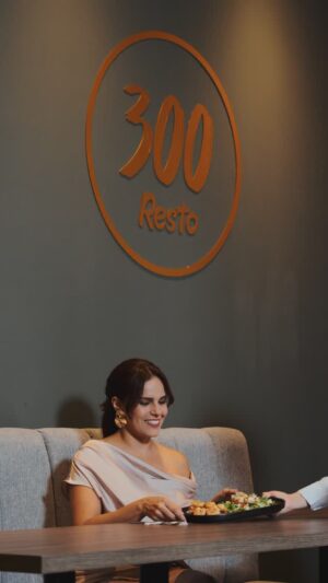 Cecilia Cascante Instagram - Una vez mas gracias a Dios y a Uds. por apoyar este nuevo reto en nuestras vidas.
@300resto_ec abre las puertas para que disfruten, no solo de una deliciosa comida sino también de un ambiente agradable. 
Los esperamos!