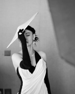 Cecilia Cheung Instagram - 让生活灵动，让艺术隽永
@robertwun @voguechina
#vogueart
#robertwun 
#debeersofficial