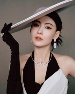 Cecilia Cheung Instagram - 晶钻点缀摩登一瞬，在复古氛围中找到闪耀灵感
@robertwun @voguechina
#robertwun 
#debeersofficial