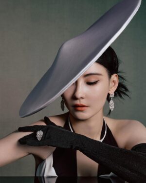 Cecilia Cheung Instagram - 晶钻点缀摩登一瞬，在复古氛围中找到闪耀灵感
@robertwun @voguechina
#robertwun 
#debeersofficial
