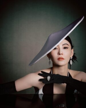 Cecilia Cheung Instagram - 晶钻点缀摩登一瞬，在复古氛围中找到闪耀灵感
@robertwun @voguechina
#robertwun 
#debeersofficial