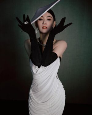 Cecilia Cheung Instagram - 晶钻点缀摩登一瞬，在复古氛围中找到闪耀灵感
@robertwun @voguechina
#robertwun 
#debeersofficial