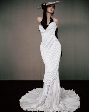 Cecilia Cheung Instagram - 晶钻点缀摩登一瞬，在复古氛围中找到闪耀灵感
@robertwun @voguechina
#robertwun 
#debeersofficial