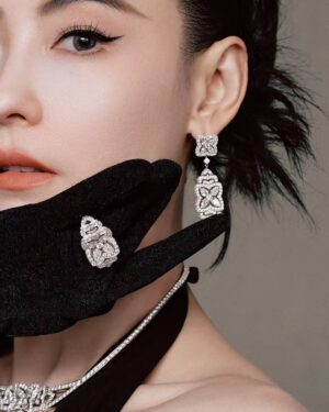 Cecilia Cheung Instagram - 晶钻点缀摩登一瞬，在复古氛围中找到闪耀灵感
@robertwun @voguechina
#robertwun 
#debeersofficial