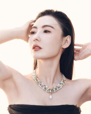 Cecilia Cheung Instagram - #张柏芝 ｜#DeBeers戴比尔斯
  蓬勃生机🍃崇尚自然之美
  自然之力💎诠释原始气息