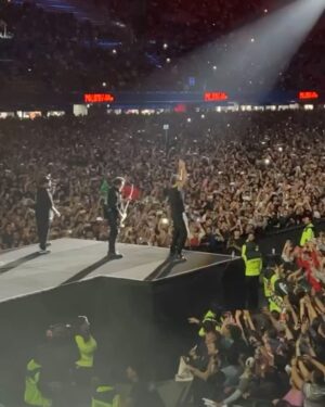 Celia Lora Instagram - Que feliz estuve de estar con Uds los amo como siempre los he amado y los amaré , que emoción estar y sentirme como en familia una vez mas @molotovbanda @pacoayala @saquemate @titof @ameri_naco @mondra69 @pacoayala @lahofmannn ⚡️⚡️⚡️⚡️ @jaydelacueva