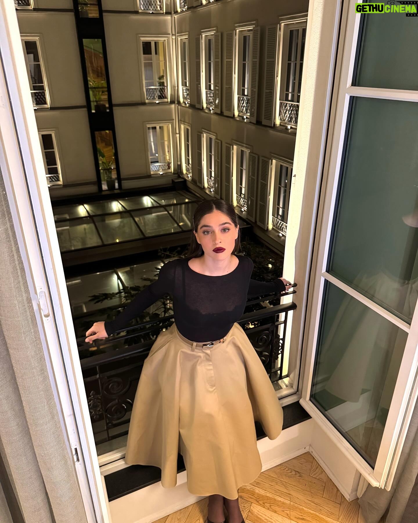 Cemre Baysel - 749.3K Likes - when in Paris! ā„ļø