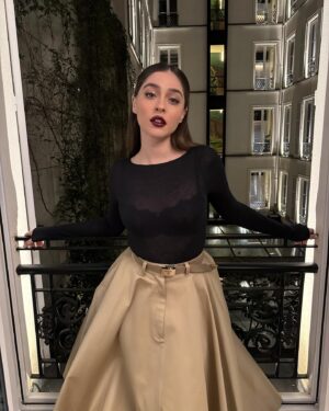 Cemre Baysel Instagram - when in Paris! ♥️