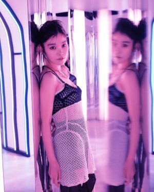 Cent Chihiro Chittiii Instagram - CHANELのフレグランス「チャンス」から
この春新たに登場する「チャンス オー スプラ ンディド」の
ローンチイベントにご招待いただきました⋆꙳

透き通るヴァイオレットのカラーが魅惑的で
奥深い香りを纏うと運命を引き寄せる
パワーをもらえる気がします🌖

チャンスのコードであるシルバーのリングが輝く
ラウンド形のボトルは、チャンスをしっかりつかんで
離さないためのデザイン。キャップは運命を導き出す
ダイスをかたどっているそうで、
起こること全てに意味があるのだと思える存在です

ヴァイオレットの光を浴びながら
ゲームにチャレンジしたり音楽を聴いたり
五感が刺激される時間でありましたっ

hairmake : @megumikuji_luckhair 
styling : @eieioieie 
dress : @fetico_official 

#CHANEL
#チャンスオースプランディド 
#ChanceEauSplendide
 #CHANELFragrance
 #TakeYourCHANCE
@chanel.beauty