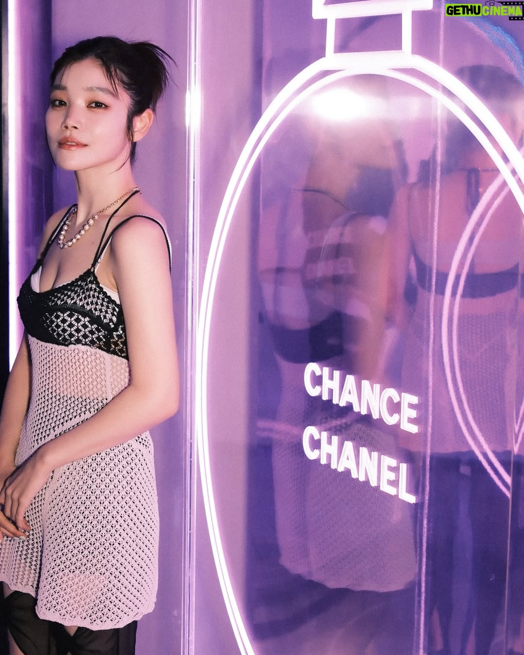 Cent Chihiro Chittiii - 15.8K Likes - CHANELのフレグランス「チャンス」から
この春新たに登場する「チャンス オー スプラ ンディド」の
ローンチイベントにご招待いただきました⋆꙳
透き通るヴァイオレットのカラーが魅惑的で
奥深い香りを纏うと運命を引き寄せる
パワーをもらえる気がします🌖
チャンスのコードであるシルバーのリングが輝く
ラウンド形のボトルは、チャンスをしっかりつかんで
離さないためのデザイン。キャップは運命を導き出す
ダイスをかたどっているそうで、
起こること全てに意味があるのだと思える存在です
ヴァイオレットの光を浴びながら
ゲームにチャレンジしたり音楽を聴いたり
五感が刺激される時間でありましたっ
hairmake : @megumikuji_luckhair
styling : @eieioieie
dress : @fetico_official
#CHANEL
#チャンスオースプランディド
#ChanceEauSplendide
#CHANELFragrance
#TakeYourCHANCE
@chanel.beauty
